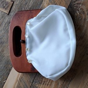 VINTAGE Smith's Bermuda wooden handled purse with white liner.